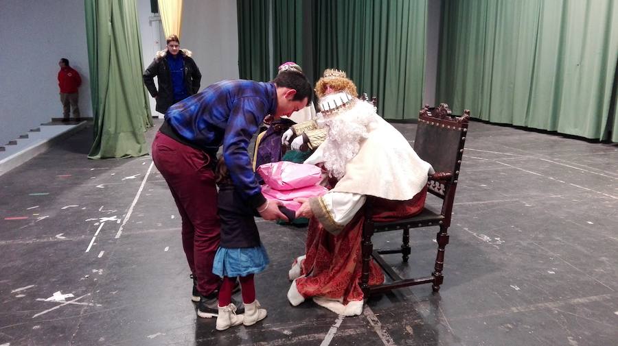 Los Reyes Magos entregaron regalos a 51 niños de la Asamblea de Cruz Roja