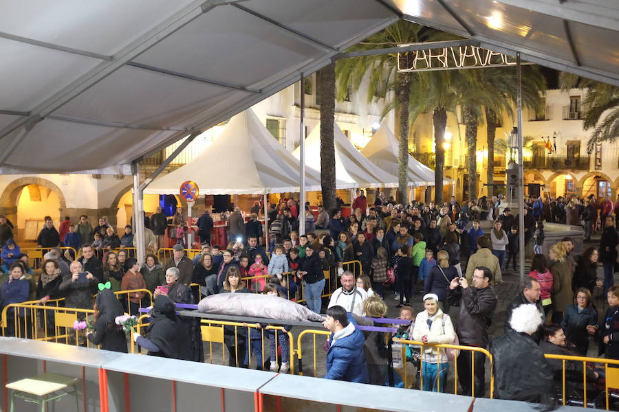 Zafra consume 200 kilos de sardinas en la sardinada de fin de Carnavales