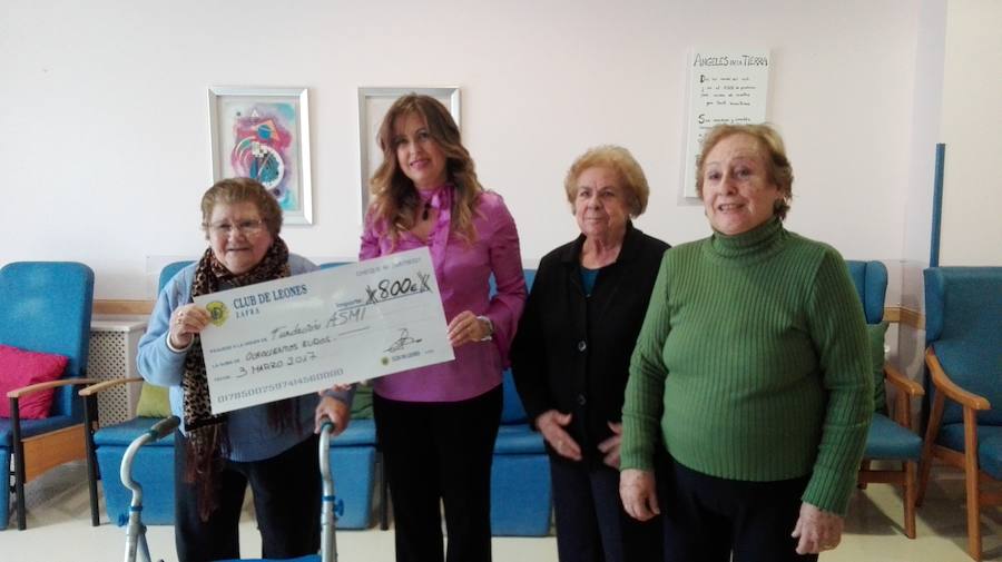 El Club Los Leones hace entrega a ASMI de 800 euros recaudados con la venta de dulces solidarios