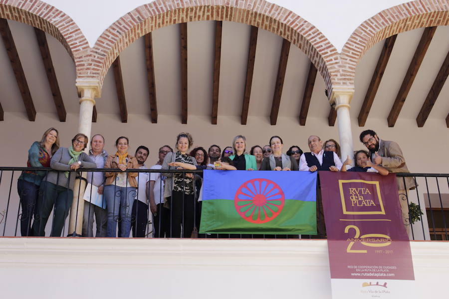 Tras la lectura del manifiesto algunos asistentes posan con la bandera gitana 