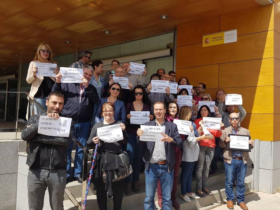 Funcionarios de Justicia de Zafra protestan por el "caos informático"