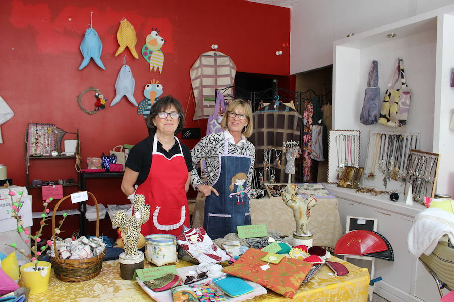 Voluntarias muestran parte de la artesanía 