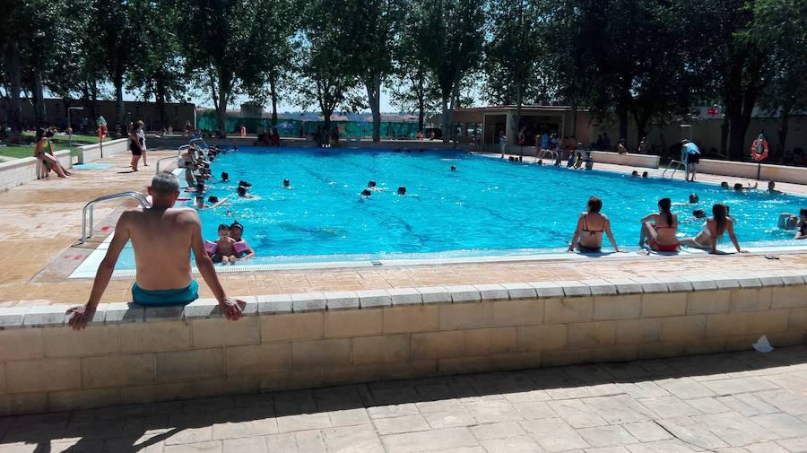 Más de 1.200 personas disfrutan de la piscina en el Día de Puertas Abiertas