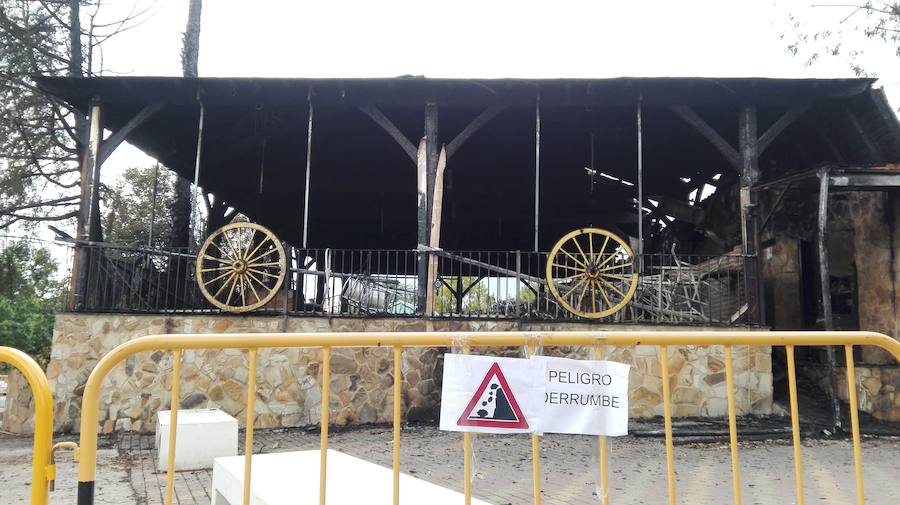 El restaurante La Cabaña, del recinto ferial, completamente arrasado en un incendio