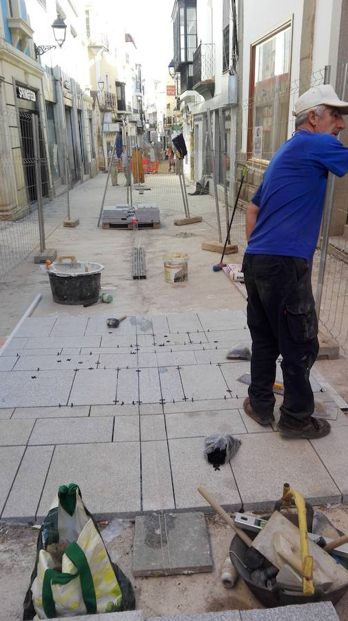 El diseño del suelo de la calle Sevilla estará compuesto por un mosaico central y acerado