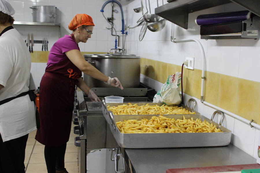 Voluntarios en la cocina de Zafra Solidaria 