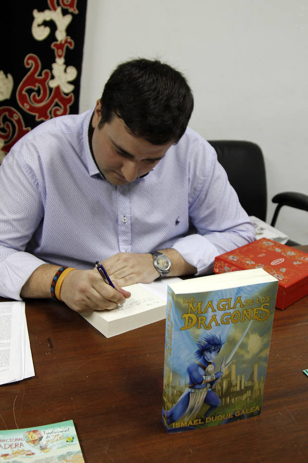 El autor firmó ejemplares 