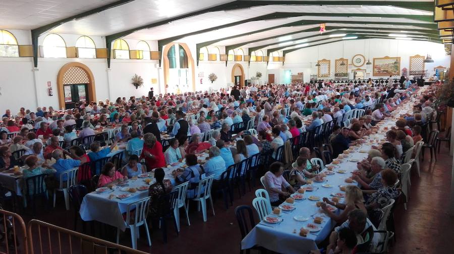 Alrededor de 800 mayores disfrutan de una comida en la Matinée