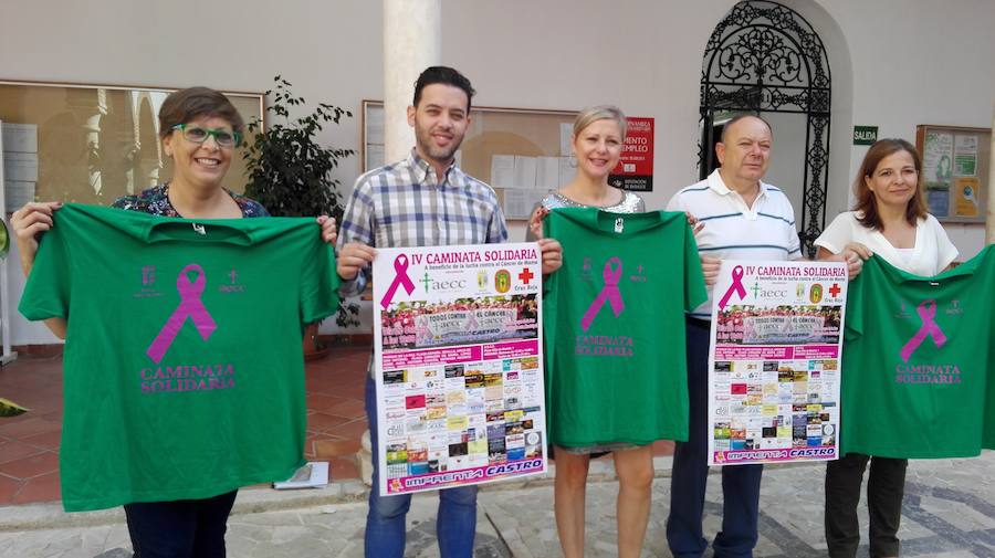 Concejales y miembros de AECC muestran las camisetas y cartel anunciador de la jornada 