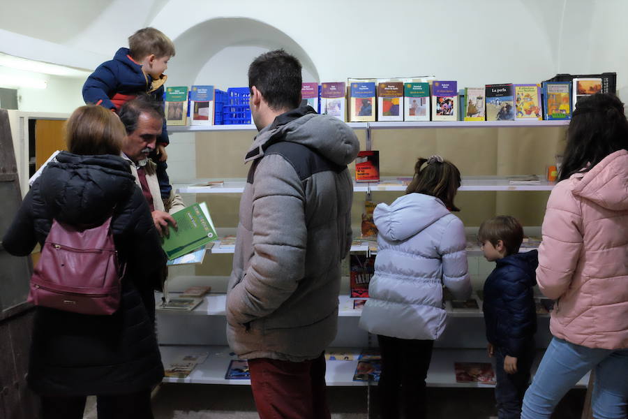 Mercadillo de libros en una fecha anterior 