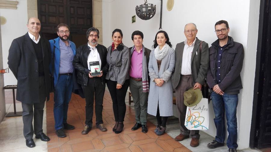 Miembros del Jurado posan con el alcalde tras dar a conocer el fallo 