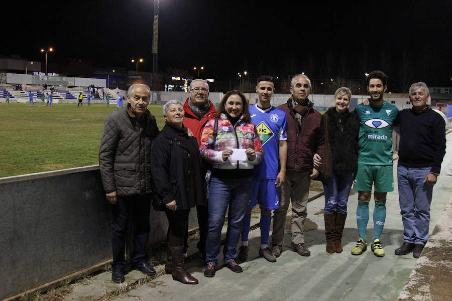 El partido benéfico para Zafra Solidaria recauda más de 300 euros y juguetes nuevos