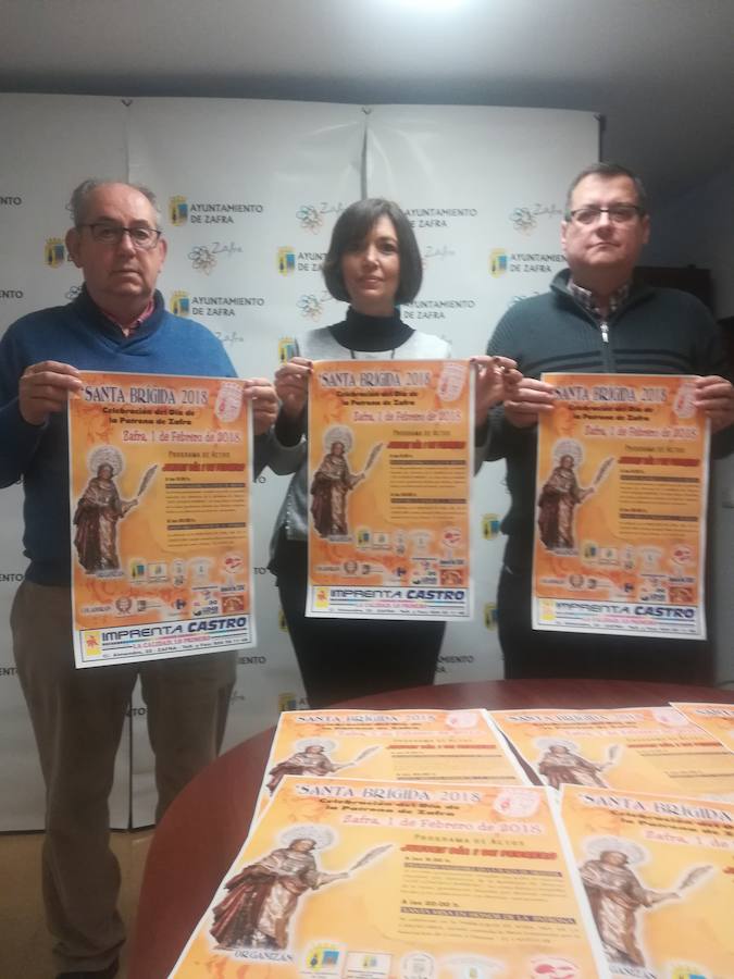 Junto al cartel 