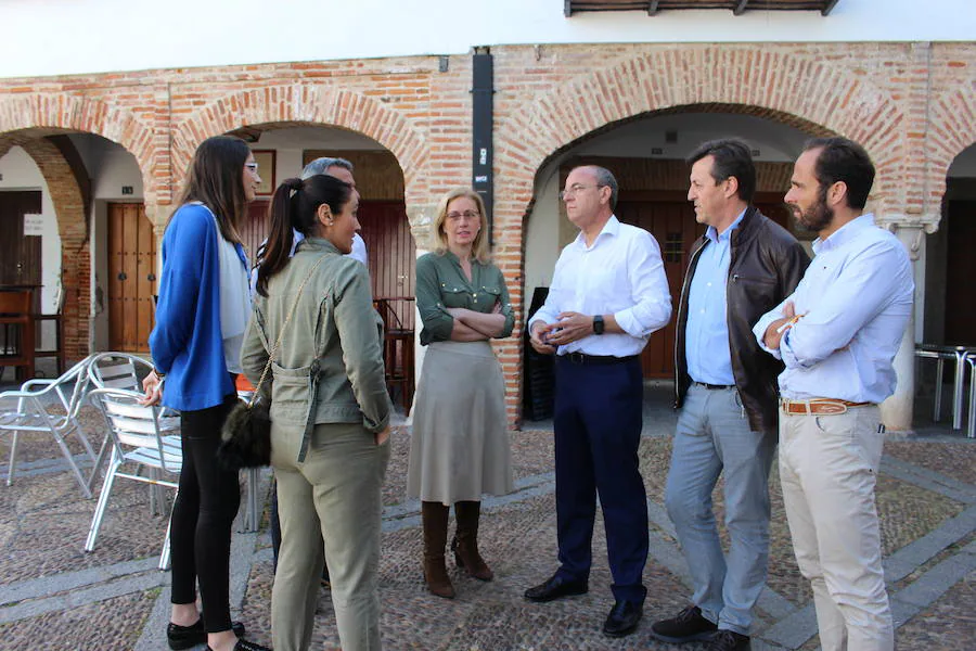 Monago junto a Teresa Angulo y otros miembros del PP