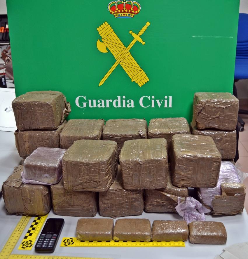 Detenida una persona por tirar 21 kg de hachís en una cuneta en Zafra