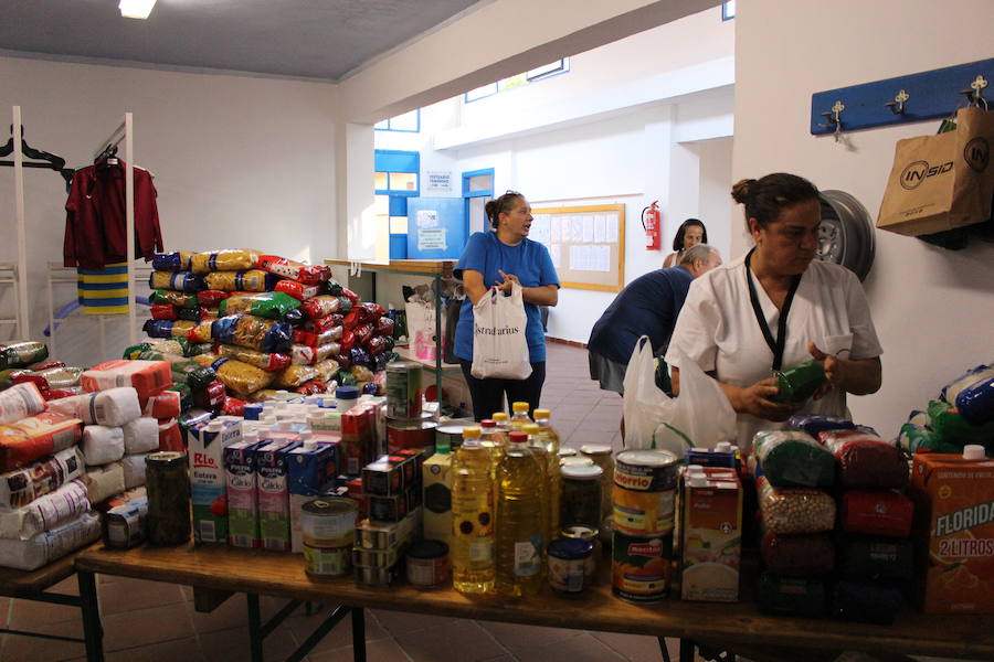 Trabajadoras municipales colocan los alimentos donados 