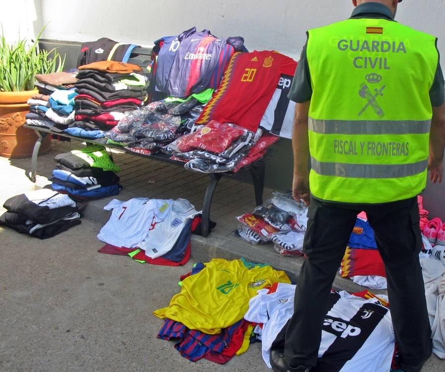 La Guardia Civil interviene medio millar de artículos falsificados en la Feria de Zafra