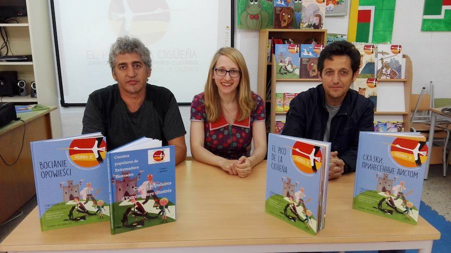 Silverio Olmedo, y los profesores Hanna Martens y Ramón Pérez en una presentación en Zafra 