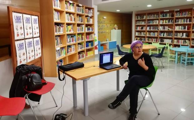 Carmen Ibarlucea durante el cuentacuentos en la biblioteca de Zalamea. :: 