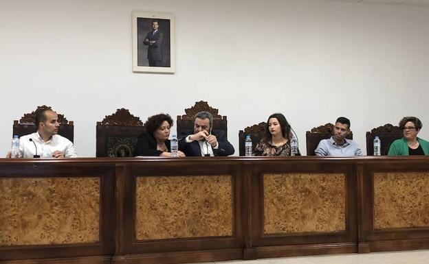 Los cinco concejales del PP han ocupado los asientos de manera provisional 