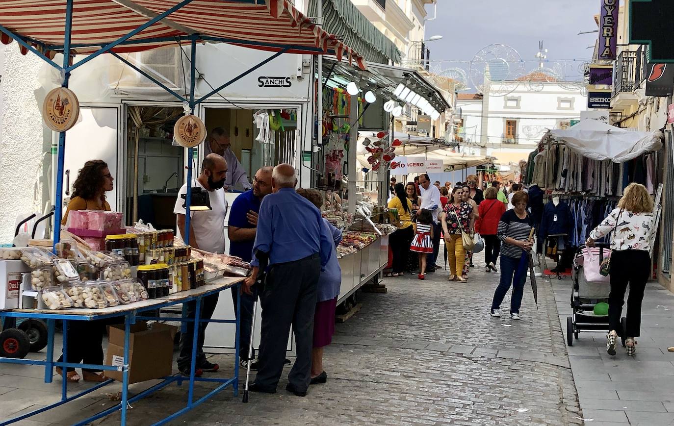 Los puestos de la calle Feria se llenaron de visitantes el 14 de septiembre 