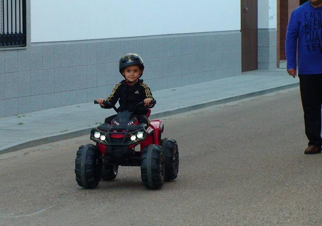 Un pequeño con su miniquad