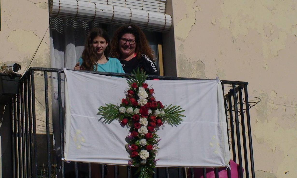 Cruz de mayo en el balcón 