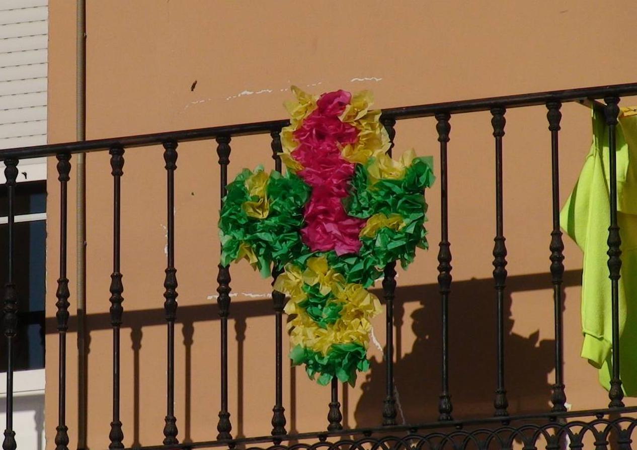 Cruz de mayo en el balcón 