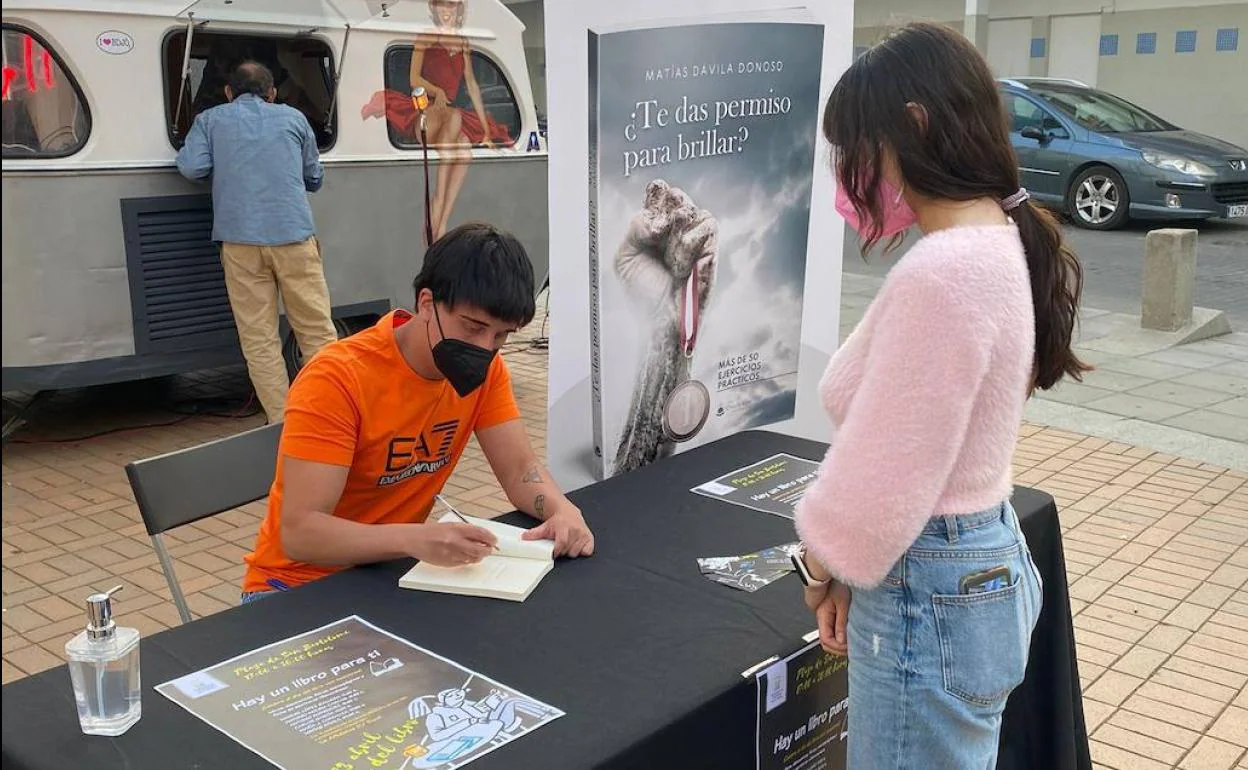 Matiías Dá́vila en la firma de su libro en Villanueva de la Serena