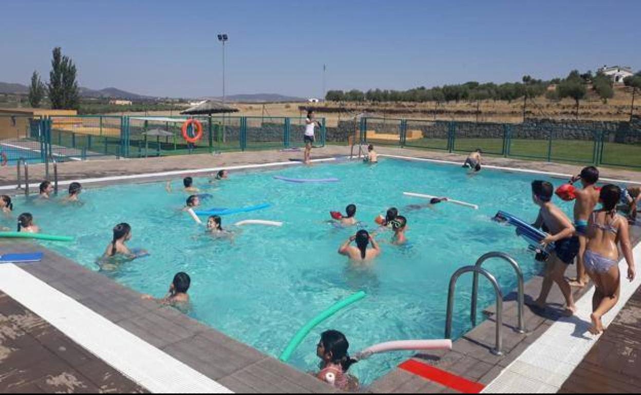 El Ayuntamiento de Zalamea de la Serena oferta 3 plazas de socorristas para la piscina municipal