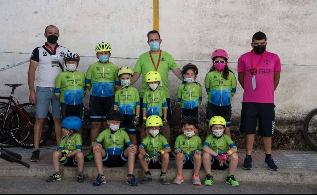 Alumnos de la Escuela Ciclsita 'Diexle Zalamea' en la prueba de Quintana 