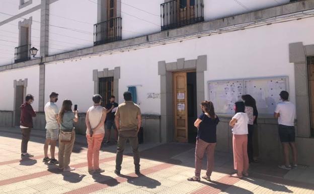 Lectura del manifiesto en la puerta del Consistorio 