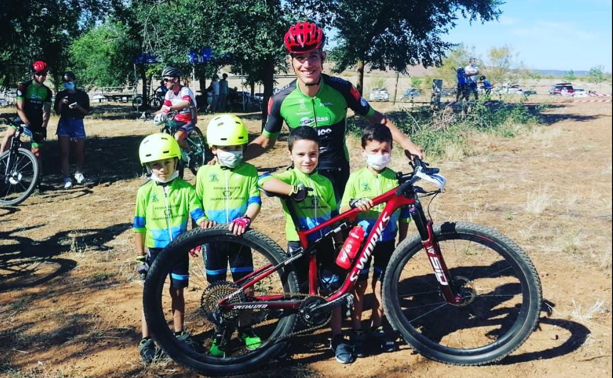 Los alumnos de la Escuela ilipense conocen al ciclista llerenense Manu Cordero