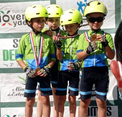 Los alumnos de la escuela ciclista 'Diexle Zalamea' con su medalla