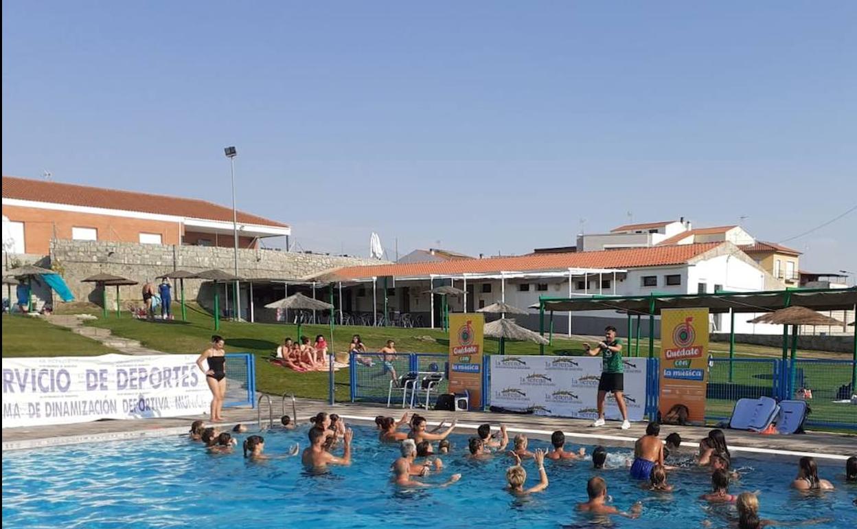 Actividades del programa 'Quédate con la música' en la piscina municipal