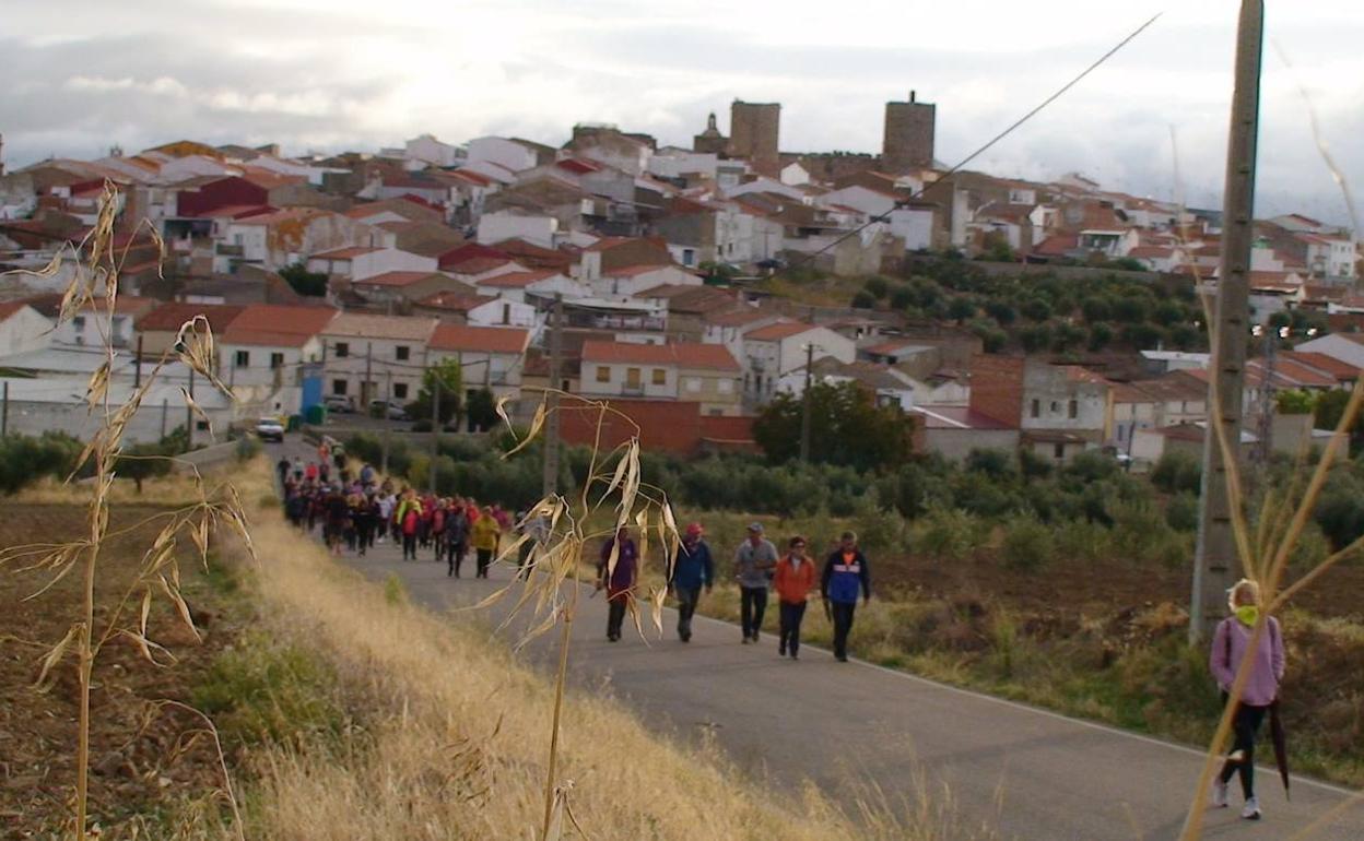 Participantes de la Ruta de los tartesos con Zalamea de fondo 