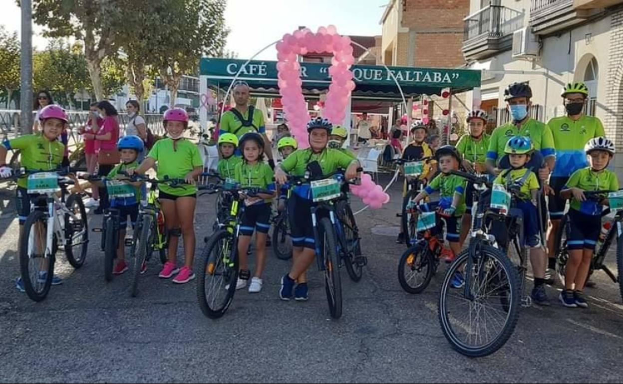Participantes del entrenamiento soladiario junto al lazo rosa 