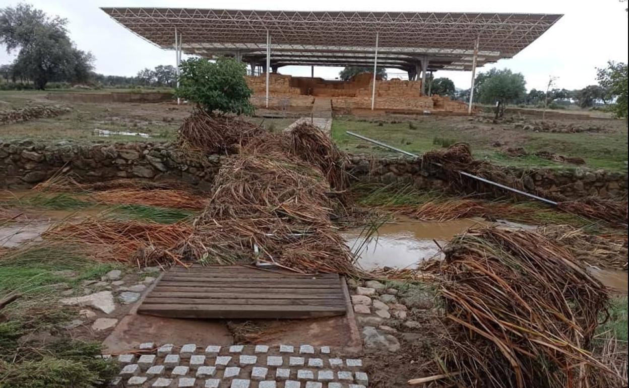 Estado de uno de los accesos al yacimiento tras las lluvias del sábado