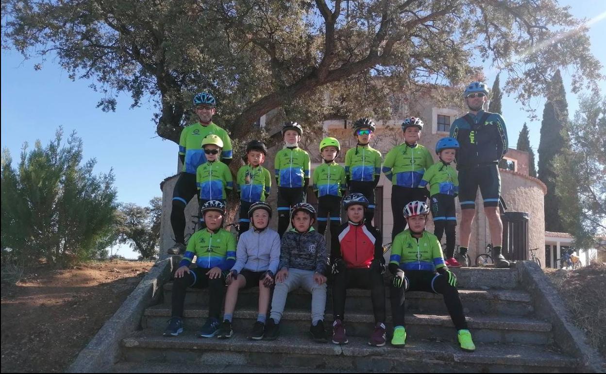 Foto oficial de la Escuela Ciclista para la temporada 2021/2022