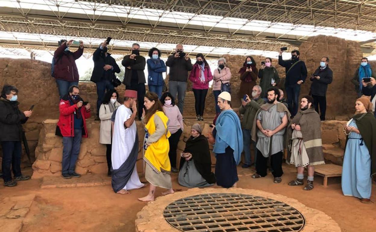 Recreación histórica en el yacimiento de Cancho Roano 