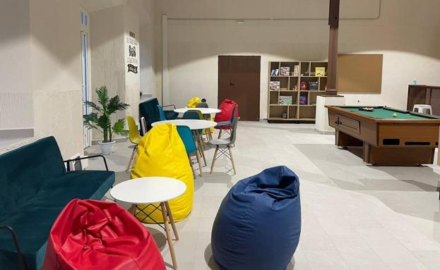 Zona de sofás y mesas del Centro Joven 