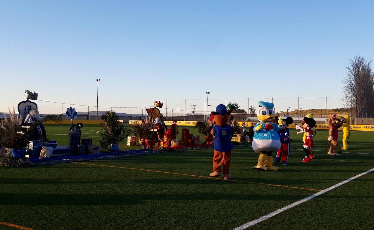 Llegada de los Reyes Magos el pasado año al campo de fútbol 