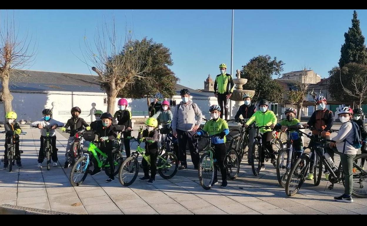 Alumnos de la Escuela Ciclista Diexle Zalamea en su primera ruta 