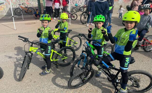 Alumnos de la Escuela Ciclista en la prueba de Trujillanos 
