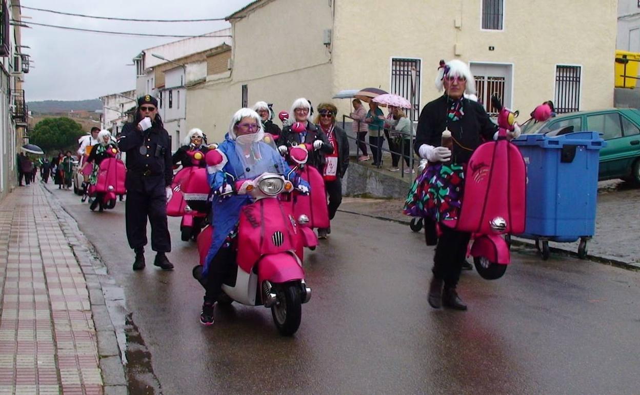Participantes en el desfile de disfraces 