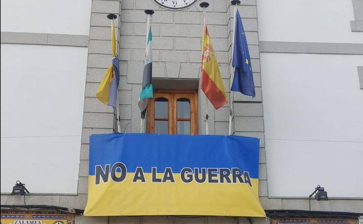La bandera de Ucrania luce en el balcón del Ayuntamiento