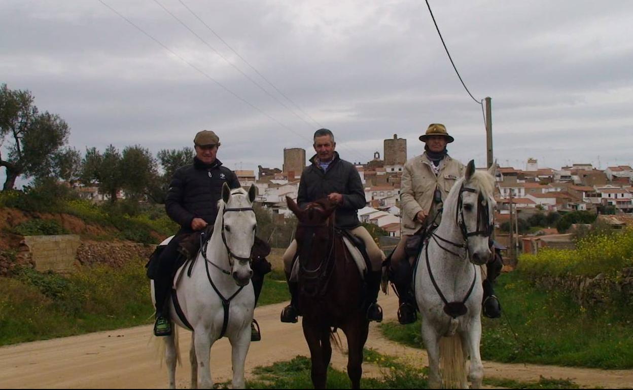 Los jinetes de la Ruta Nebrisense a caballo llegaron ayer a Zalamea