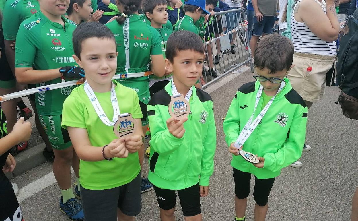 Los 3 pequeños ciclistas con su medalla 