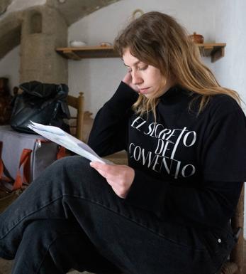 Fabiola Gómez revisando el guión 