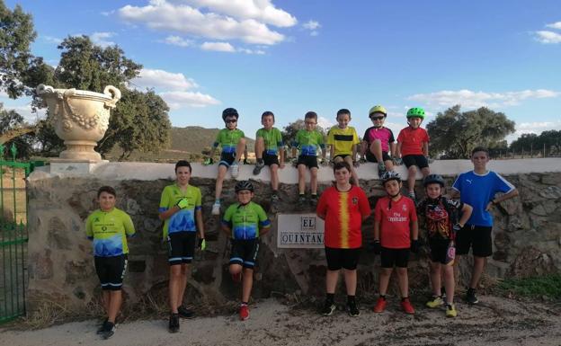 Alumnos de la Escuela Ciclista Diexle Zalamea en una de las primeras rutas 